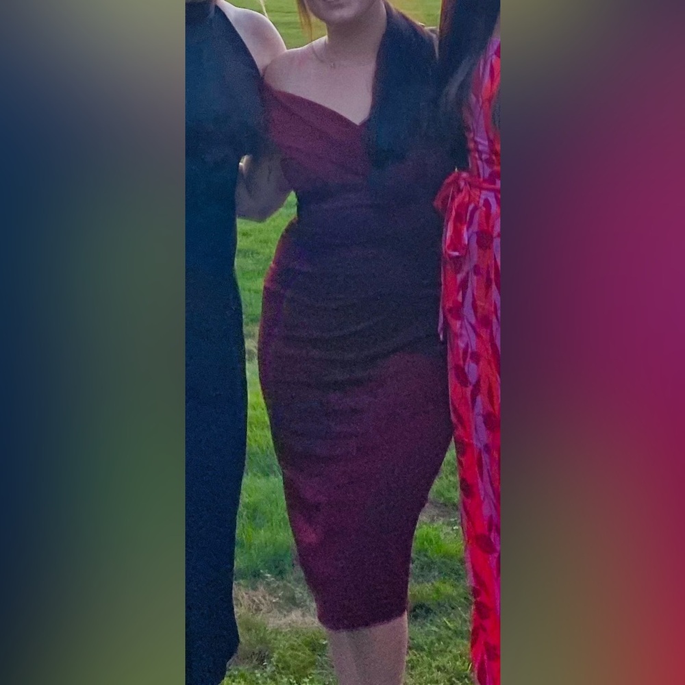 Elegant Off-Shoulder Burgundy Sheath Dress sz M